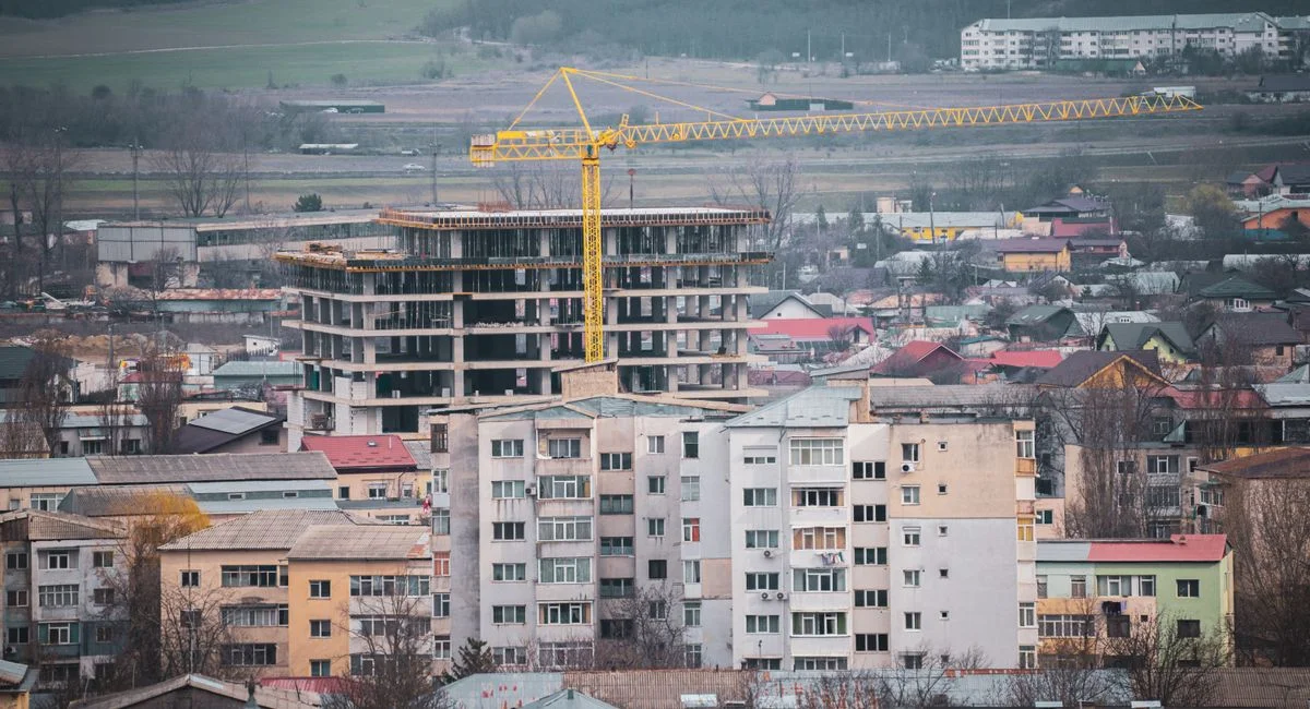 Comment la TVA s’applique-t-elle à la construction neuve : règles, taux et démarches à connaître ?
